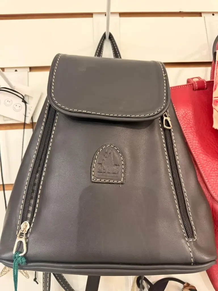MOCHILA TRIANGULO CUERO NEGRA (3006)