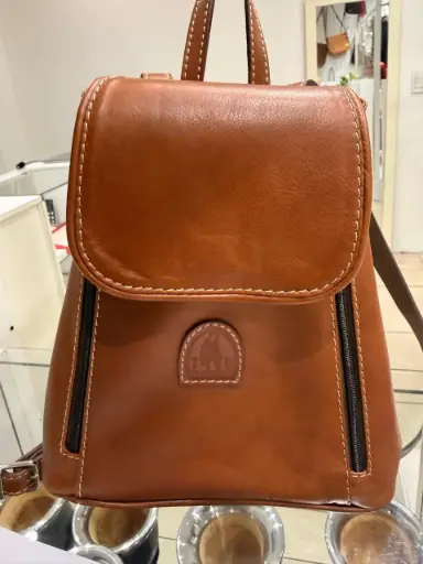 [MOC-001S] MOCHILA TRIANGULO  CUERO SUELA CH (3002)