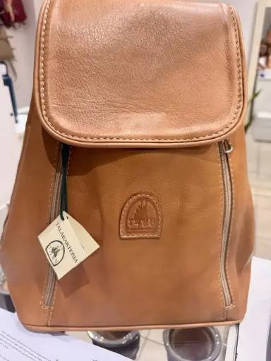 [MOC-003S] MOCHILA TRIANGULO CUERO SUELA (3006)